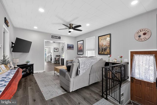 4 BLACKS TER, Paulsboro, NJ 08066
