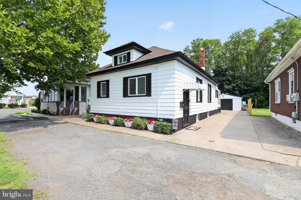 4 BLACKS TER, Paulsboro, NJ 08066