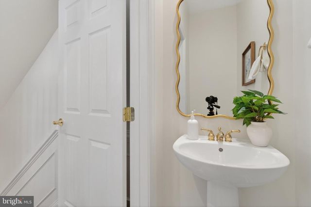 1221 ROUNDHOUSE LN, Alexandria, VA 22314