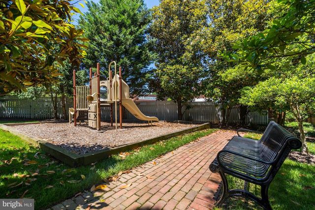 1221 ROUNDHOUSE LN, Alexandria, VA 22314