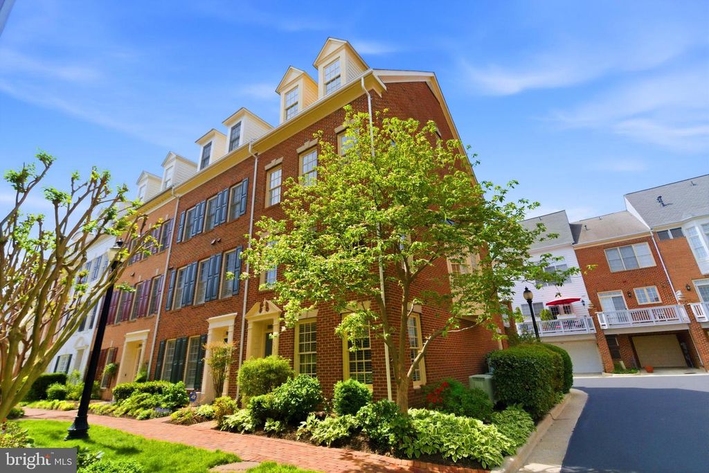 1221 ROUNDHOUSE LN, Alexandria, VA 22314