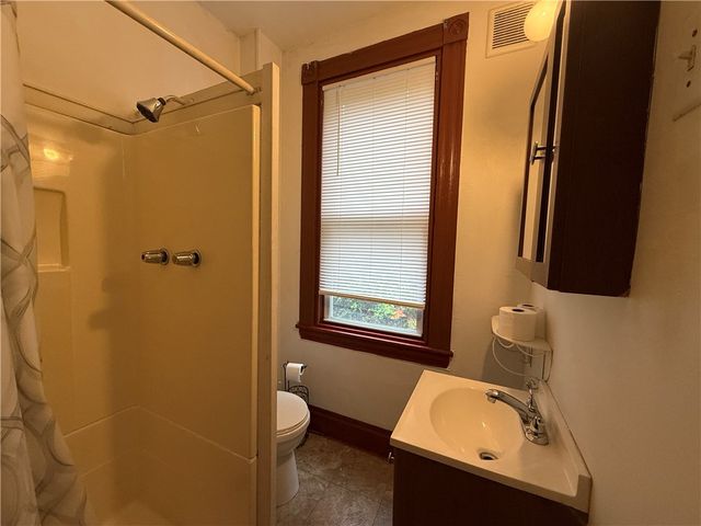 14 Shank St, Spring Hill, PA 15212