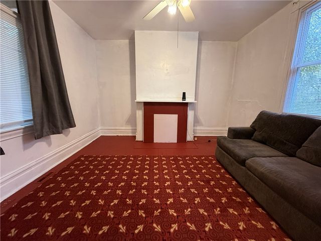 14 Shank St, Spring Hill, PA 15212