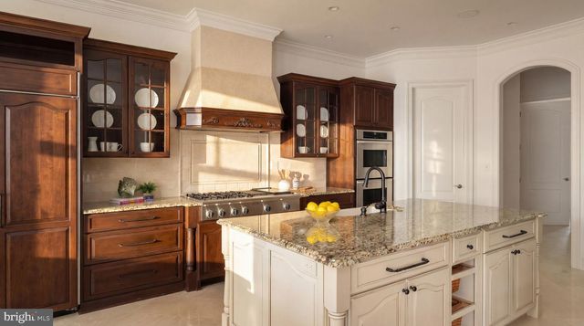 9250 PERSIMMON TREE RD, Potomac, MD 20854