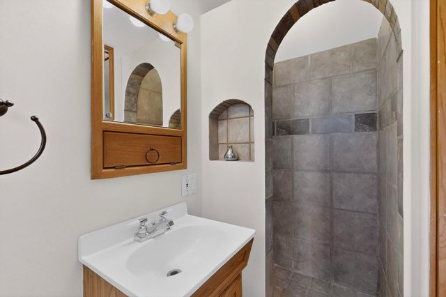 33 Moya Lp, Santa Fe, NM 87508