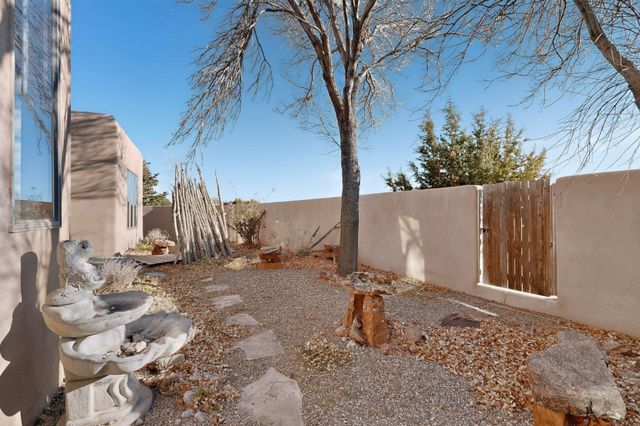 33 Moya Lp, Santa Fe, NM 87508