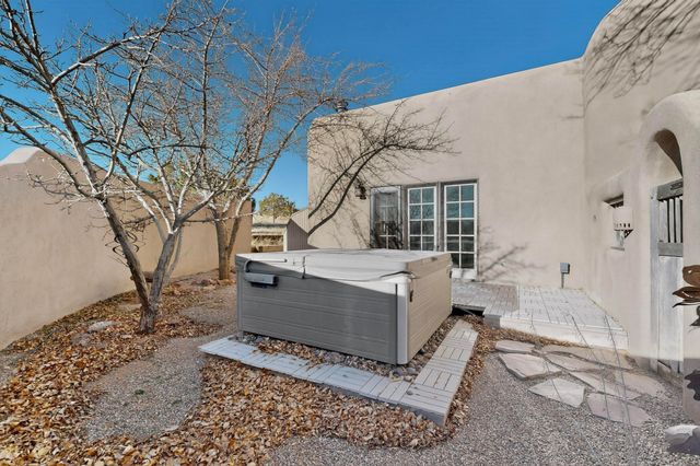 33 Moya Lp, Santa Fe, NM 87508