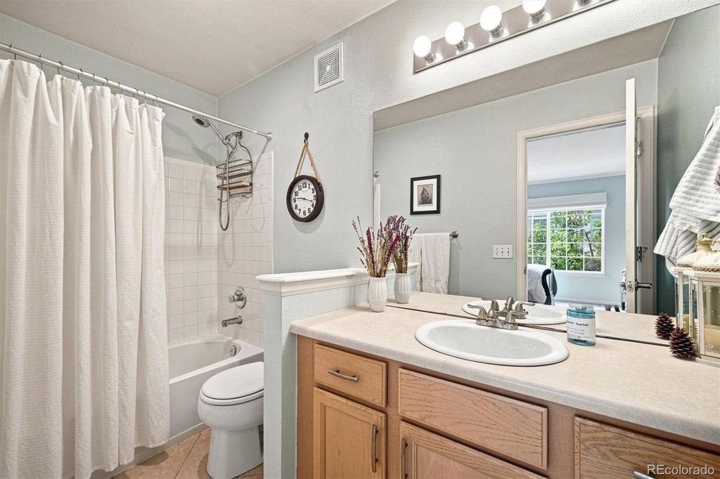 Image 33 of property listing at 5555 E Briarwood Avenue 1703, Centennial, CO 80122