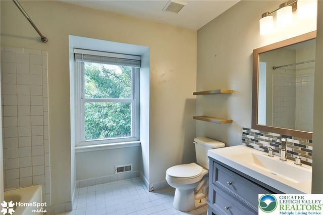 1862 Falcon Drive, Bethlehem City, PA 18017