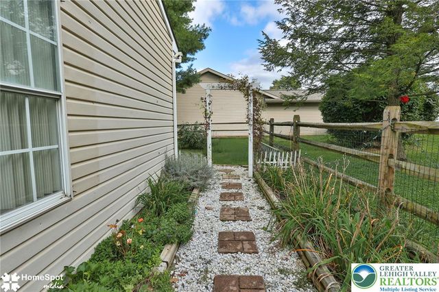 1862 Falcon Drive, Bethlehem City, PA 18017