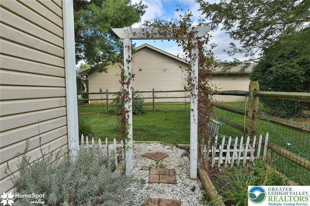 1862 Falcon Drive, Bethlehem City, PA 18017