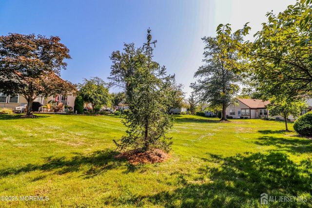 8 Benjamin Franklin Drive, Monroe, NJ 08831