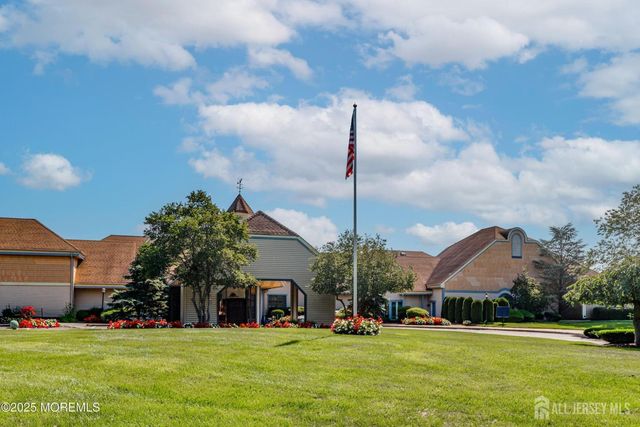 8 Benjamin Franklin Drive, Monroe, NJ 08831