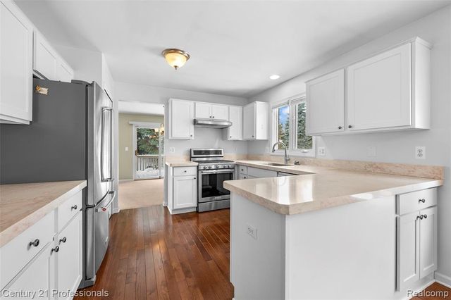 40121 Streamwood Court, Sterling Heights, MI 48310