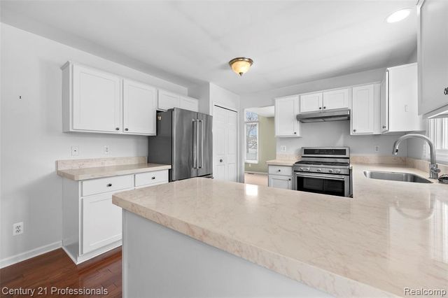 40121 Streamwood Court, Sterling Heights, MI 48310