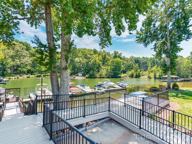 7883 Mariners Pointe Circle, Denver, NC 28037