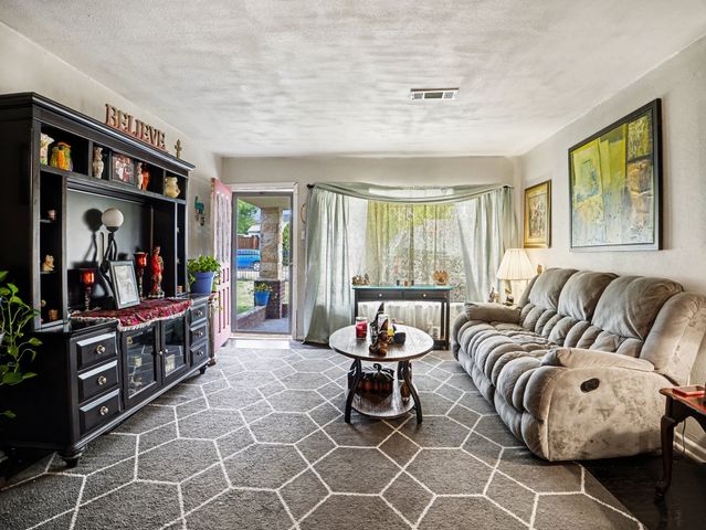 227 Halsey Street, Dallas, TX 75224