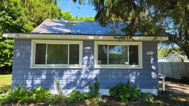 321 S 4th Street, Edmore, MI 48829