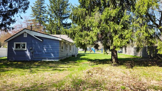 321 S 4th Street, Edmore, MI 48829