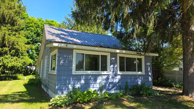 321 S 4th Street, Edmore, MI 48829