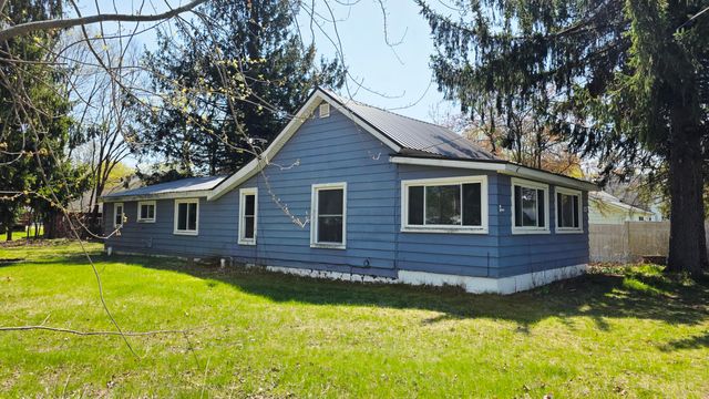 321 S 4th Street, Edmore, MI 48829