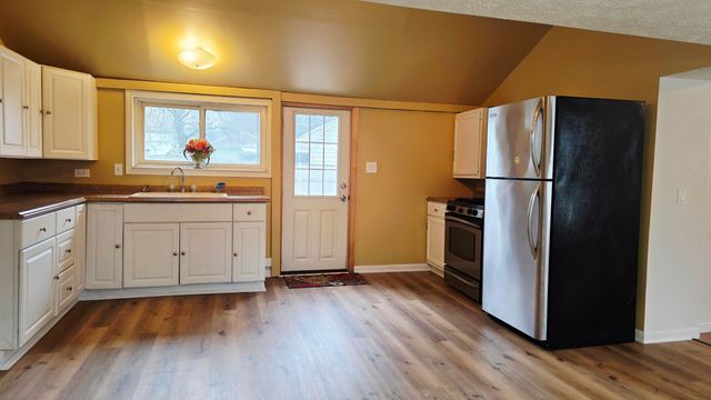 321 S 4th Street, Edmore, MI 48829