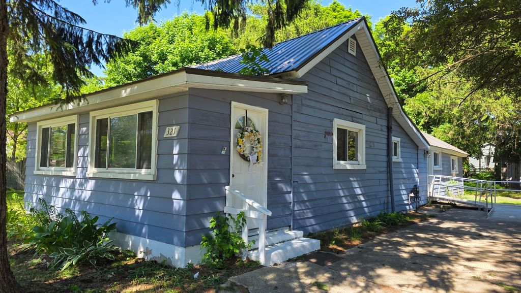 321 S 4th Street, Edmore, MI 48829
