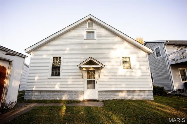 227 S Montgomery Avenue, Litchfield, IL 62056