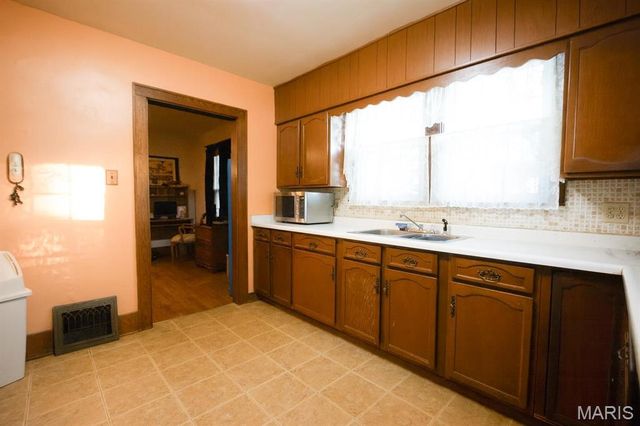 227 S Montgomery Avenue, Litchfield, IL 62056