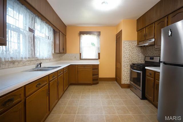 227 S Montgomery Avenue, Litchfield, IL 62056