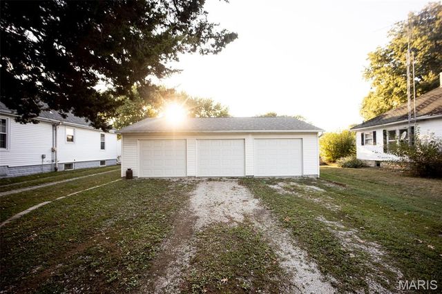 227 S Montgomery Avenue, Litchfield, IL 62056