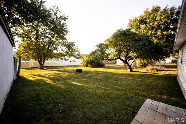 227 S Montgomery Avenue, Litchfield, IL 62056