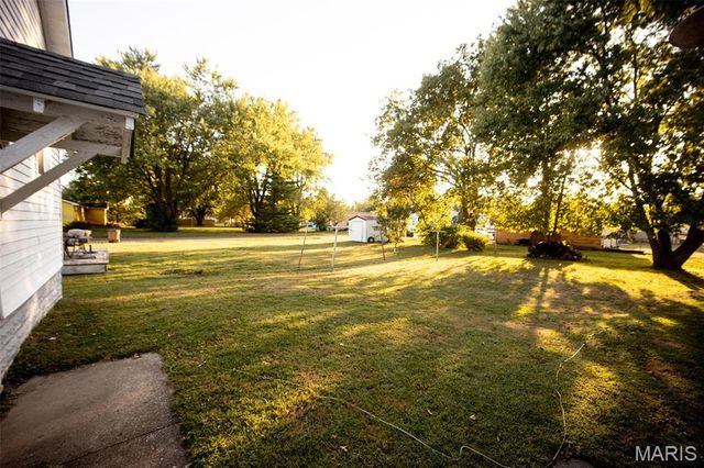 227 S Montgomery Avenue, Litchfield, IL 62056