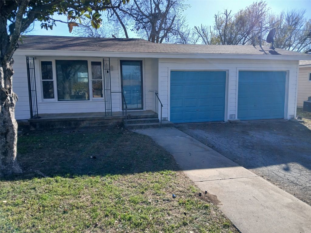 202 ROSELAWN Street, Coleman, TX 76834