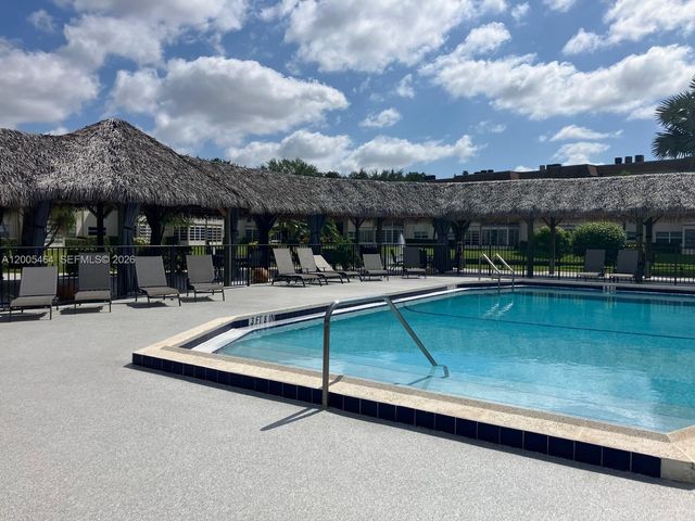 4800 NW 35th St 607, Lauderdale Lakes, FL 33319