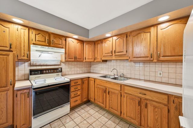 1283 Burke Avenue E, Maplewood, MN 55109