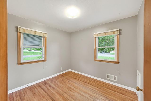 1283 Burke Avenue E, Maplewood, MN 55109