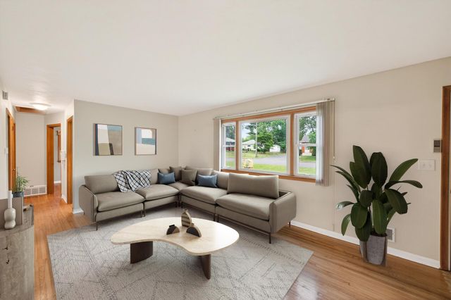 1283 Burke Avenue E, Maplewood, MN 55109