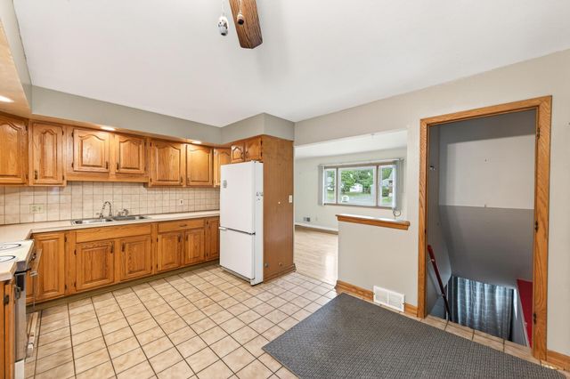1283 Burke Avenue E, Maplewood, MN 55109