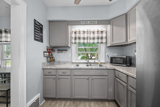 124 W 29th Street, Davenport, IA 52803