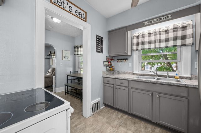 124 W 29th Street, Davenport, IA 52803