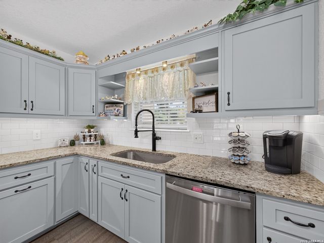 206 Deer Ridge Dr, La Vernia, TX 78121