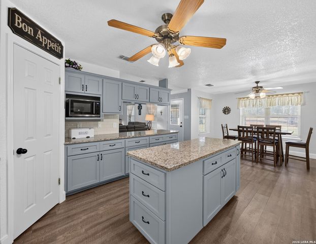 206 Deer Ridge Dr, La Vernia, TX 78121