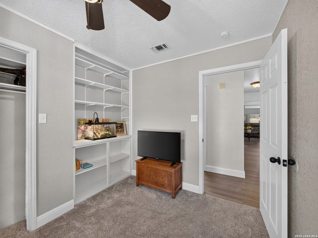 206 Deer Ridge Dr, La Vernia, TX 78121
