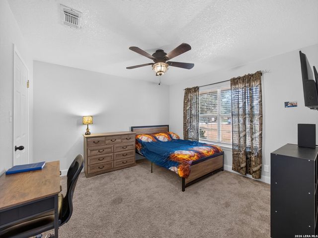 206 Deer Ridge Dr, La Vernia, TX 78121