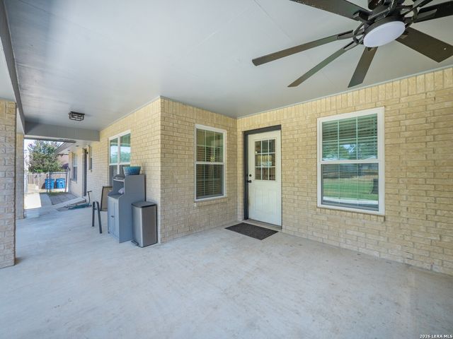 206 Deer Ridge Dr, La Vernia, TX 78121