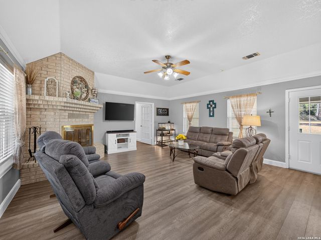206 Deer Ridge Dr, La Vernia, TX 78121