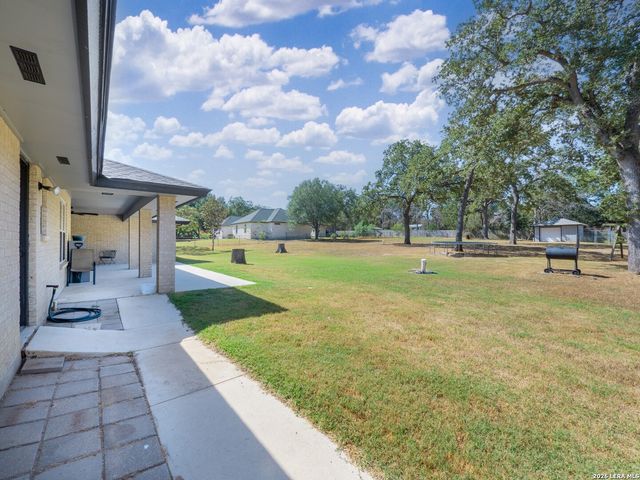 206 Deer Ridge Dr, La Vernia, TX 78121