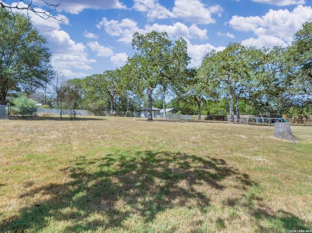 206 Deer Ridge Dr, La Vernia, TX 78121