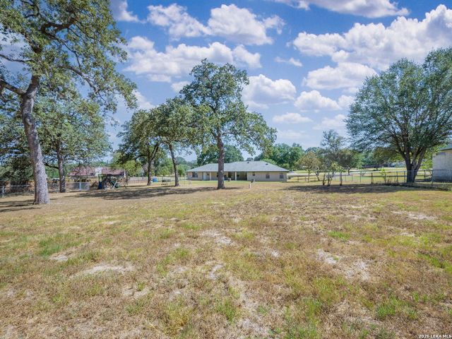206 Deer Ridge Dr, La Vernia, TX 78121